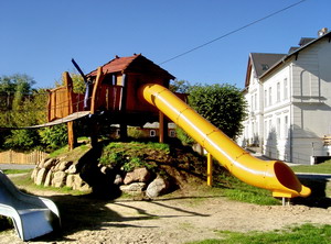 Bunter Naturholz-Spielplatz