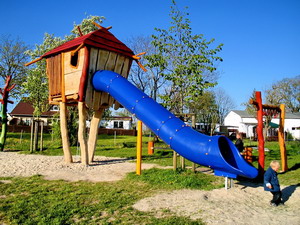 Naturholz-Spielplatz mit Rutsche