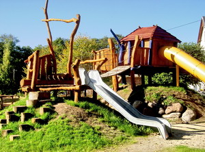 Naturholz-Spielplatz